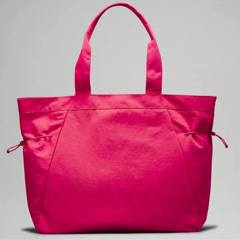 NWT 🍋 Lululemon Raspberry Coulis Side Cinch Shopper Bag